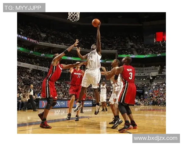 热火与山猫激战正酣球员们展现出色技艺与团队合作精神